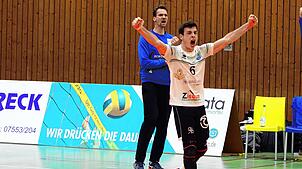 Der TSV Mimmenhausen (Joshua Rauber, vorne, und Trainer Christian Pampel) hat sich mit zwei Siegen im Rennen um den Klassenerhalt in der ...