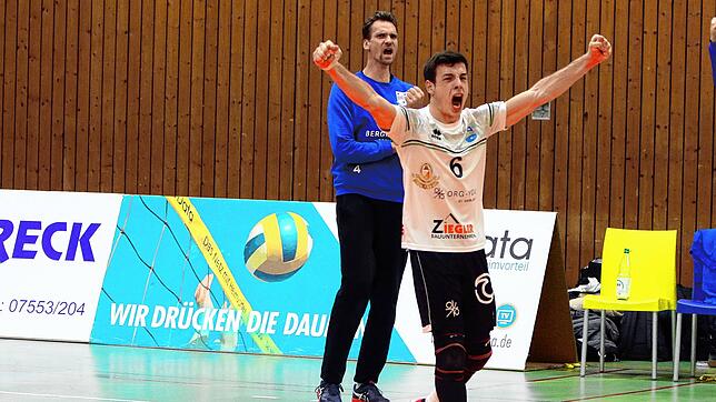 Der TSV Mimmenhausen (Joshua Rauber, vorne, und Trainer Christian Pampel) hat sich mit zwei Siegen im Rennen um den Klassenerhalt in der ...