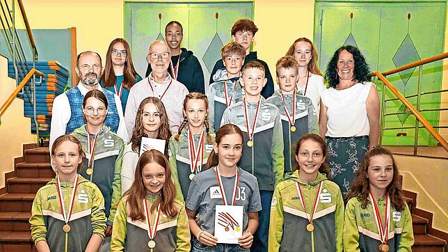 Bürgermeister Josef Herdner (hinten links) und Anja Siedle vom Sportverband (hinten rechts) zeichnen weitere Sportler mit der ...