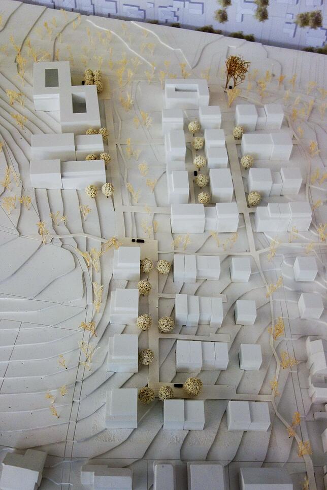 Das im Rathausfoyer ausgestellte Modell zeigt die Verteilung von Gebäuden und Grünflächen.
