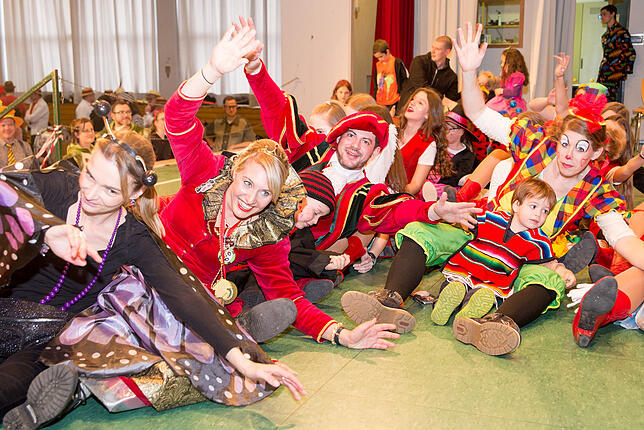 Närrische Gaudi mit dem Prinzenpaar erlebten die Kinder beim Ball in der Halle.