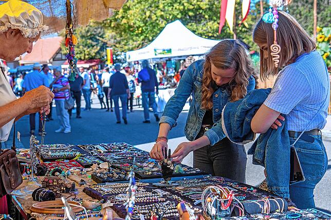Die Angebote der Marktbeschicker waren vielfältig und nicht immer alltäglich und fanden beim Jahrmarktspublikum großes Interesse.