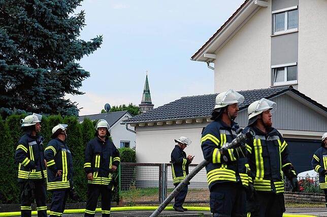 Die Feuerwehr Bräunlingen bekämpft am Mittwochmorgen einen Gebäudebrand in einem Wohngebäude Ecke Dießenhoferstraße/ Gießnaustraße. Der ...