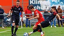 Der 1. FC Rielasingen-Arlen (Marek Bleise, Mitte) wurde von Backnang (Niklas Benkeser, links, und Mert Tadelen) mit 2:5 besiegt.