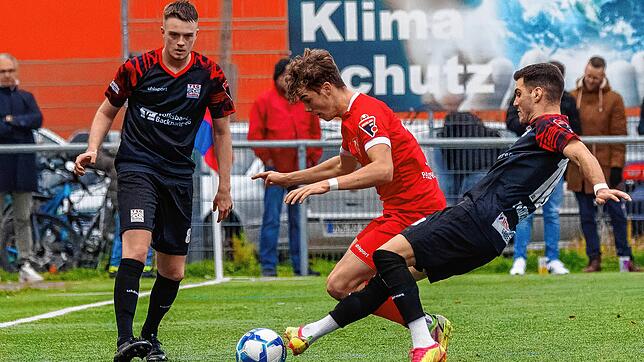 Der 1. FC Rielasingen-Arlen (Marek Bleise, Mitte) wurde von Backnang (Niklas Benkeser, links, und Mert Tadelen) mit 2:5 besiegt.