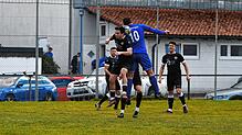 Der FC Hochemmingen (Julian Künstler, links) und der FV Möhringen (Stephan Andreas Paulsen) teilen sich die Punkte beim torreichen 3:3.