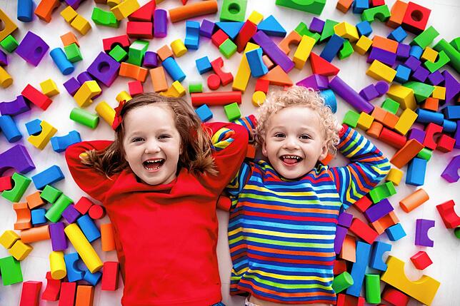 Kinder in einer Kita unterzubringen kann teuer sein. Für berufstätige Eltern ist das aber meist unumgänglich.