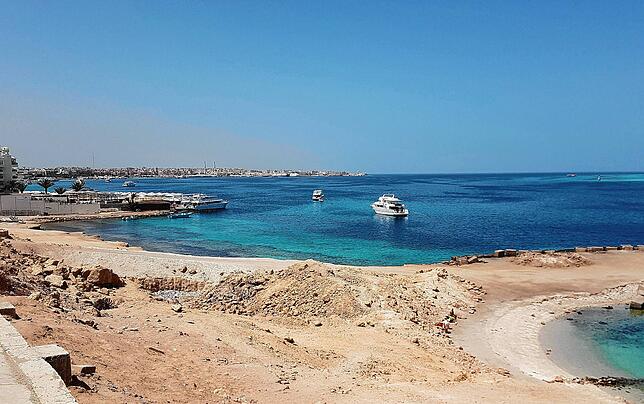 Menschenleer ist der Badestrand von Hurghada. Nicht immer geht es an den ägyptischen Traumstränden so beschaulich zu. FTI hat viele ...