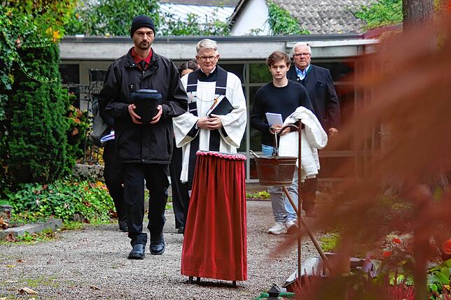 Sein letzter Weg: Die Urne mit den sterblichen Überresten des Toten aus dem Wald wird auf dem städtischen Friedhof in Überlingen beigesetzt.