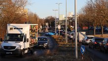 Rund um den Bahnübergang am Wollmatinger Bahnhof in Konstanz geht am Montagmorgen, 13. Januar, gegen 9 Uhr nichts mehr. Die Schranken ...