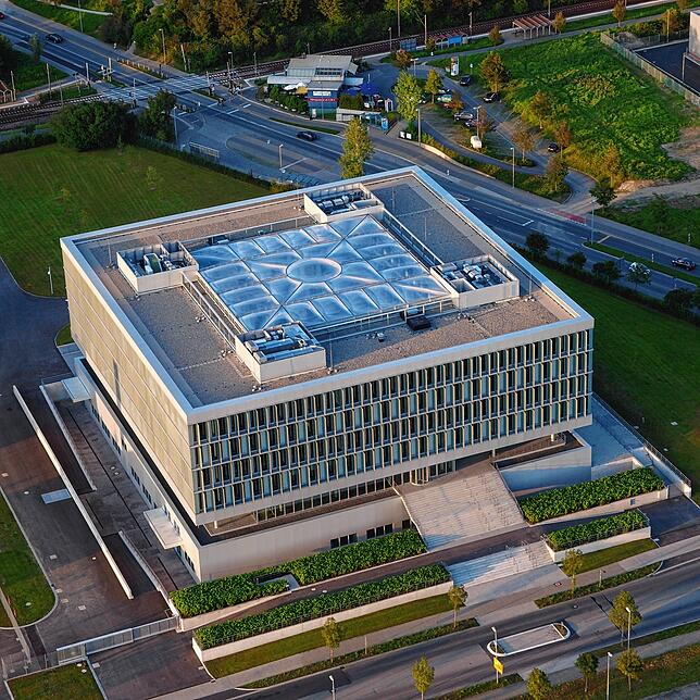 Es sollte einst die Weltzentrale von Altana Pharma AG werden: das Byk-Gulden-Haus im Konstanzer Industriegebiet, hier 2009, nach der ...