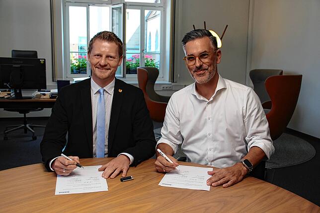 Der Radolfzeller Oberbürgermeister Simon Gröger (links) und SÜDKURIER-Geschäftsführer David Lämmel unterschreiben den ...