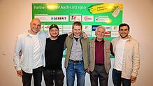 Frank Schultheiß (links) und Simon Nesensohn (rechts) führten die Ehrungen für langjährige Mitgliedschaft beim TSV Aach-Linz durch. Die ...