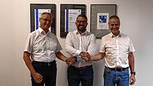 Die bisherigen Geschäftsführer Manfred Meyer (links) und Stefan Deck (rechts) heißen  Jürgen Noailles bei der IEF-Werner GmbH ...