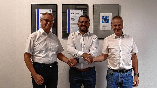 Die bisherigen Geschäftsführer Manfred Meyer (links) und Stefan Deck (rechts) heißen  Jürgen Noailles bei der IEF-Werner GmbH ...