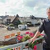 Die Baustelle direkt vor der Haustür: Horst Ulbrich auf seinem Balkon an der Friedinger Straße. Der 62-Jährige freut sich, wenn der neue ...