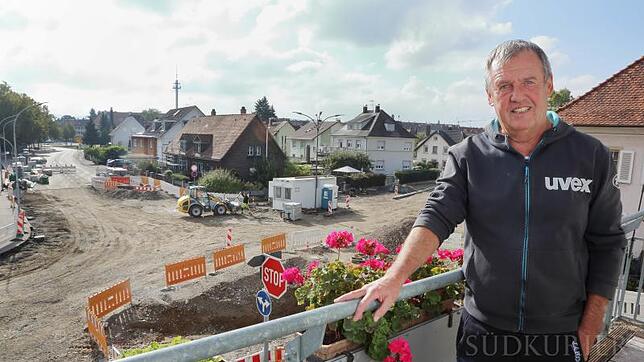 Die Baustelle direkt vor der Haustür: Horst Ulbrich auf seinem Balkon an der Friedinger Straße. Der 62-Jährige freut sich, wenn der neue ...