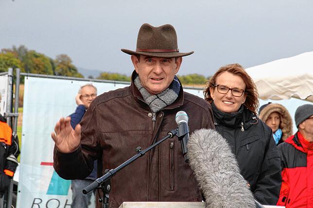 Landesarchäologe Dirk Krausse informierte die Zuschauer bei der Blockbergung über die aktuelle Ausgrabung. Rechts neben ihm ...