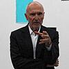 Harald F. Müller vor der Südwand mit dem Namen &bdquo;Colours on architecture&ldquo; in seinem Singener Atelier Strato.Zero.