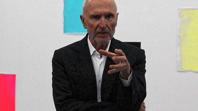 Harald F. Müller vor der Südwand mit dem Namen &bdquo;Colours on architecture&ldquo; in seinem Singener Atelier Strato.Zero.