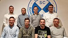 Gewählte Vorstandsmitglieder und ein Geehrter des SC BAT (von links vorne): Jan Kohli, Fabian Mühleisen, Frank Knoblauch und Markus ...