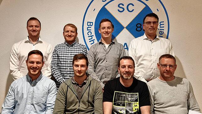 Gewählte Vorstandsmitglieder und ein Geehrter des SC BAT (von links vorne): Jan Kohli, Fabian Mühleisen, Frank Knoblauch und Markus ...