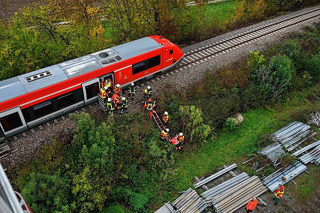 Die Verletzten werden auf zwei Wegen aus der Regionalbahn befreit. Bild: DRK-Kreisverband