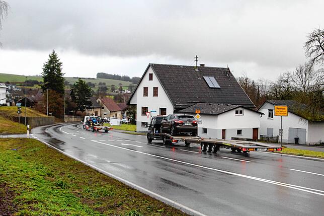 Der Verkehr rollt auf der heutigen Bundesstraße 311 durch den zu Menningen gehörenden Ortsteil Leitishofen.
