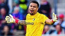 Freiburgs Torwart Noah Atubolu erlebt gegen München einen Tag zum Vergessen.