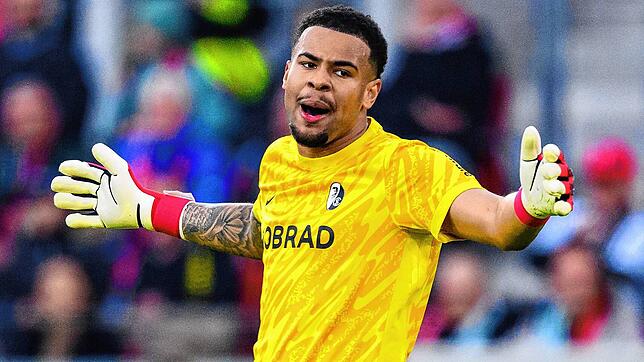 Freiburgs Torwart Noah Atubolu erlebt gegen München einen Tag zum Vergessen.