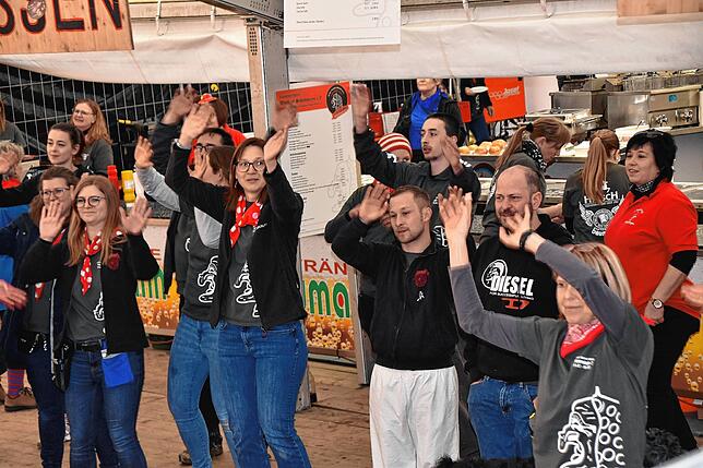Bild 12: Die besten Bilder vom Narrenbaumstellen der Eigeltinger Krebsbachzunft in Wiechs