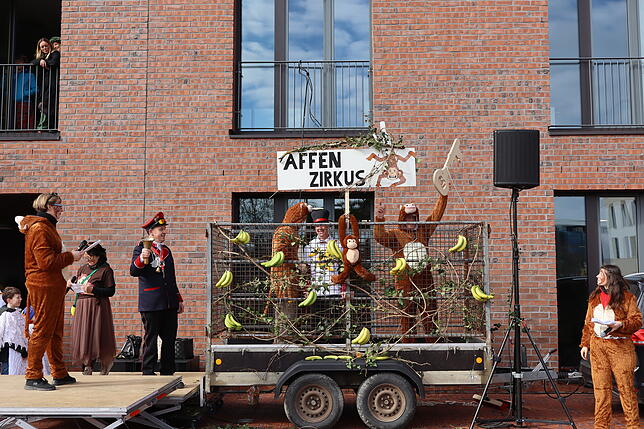 Bild 19: Rathaus-Dompteur im Affenstall: Die besten Bilder vom skurrilen Salemer Affentheater!