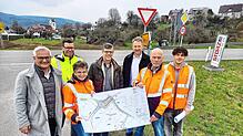 Vor-Ort-Termin an der Riedheimer Straße/K7742 (von links): Finanzdezernent Michael Lissner, Straßenbauamtsleiter Tobias Gähr (beide ...