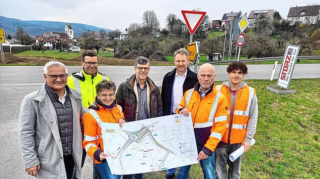 Vor-Ort-Termin an der Riedheimer Straße/K7742 (von links): Finanzdezernent Michael Lissner, Straßenbauamtsleiter Tobias Gähr (beide ...