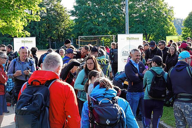 Bild 2: 180 Teilnehmer beim 42-Kilometer-Wandermarathon: Das sind die Bilder