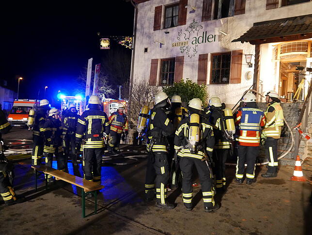 Bei dem personalintensiven Einsatz waren zeitweise mehr als 120 Feuerwehrleute mit Arbeiten in und am Gebäude beschäftigt.