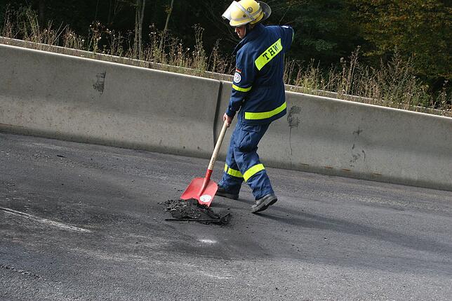 Bild 19: Bilder vom Abtransport des Felsbrockens auf der A81 nach dem Unfall nahe Trossingen
