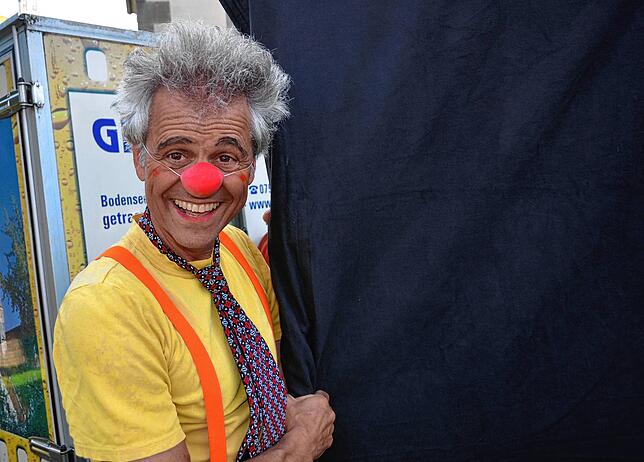 Clown Till freut sich auf seinen Auftritt vor dem Stadtfestpublikum.
