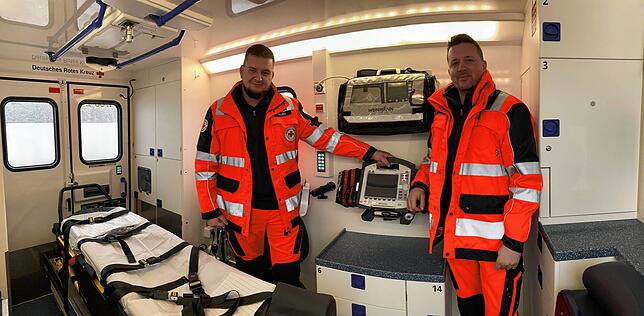 Hier retten Karim Labidi (links) und Stephan Stengele täglich Leben. Platz für ein Kamerateam gibt es hinten im Rettungswagen nicht.