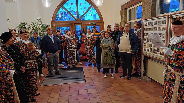 Bei einer Vernissage im Foyer des Rathauses versammeln sich gut 40 Mitglieder und Freunde der Narro-Altfischerzunft 1386, um sich die ...