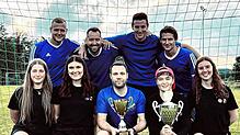 So sehen Sieger aus – im mit 27 Freizeitmannschaften gut besetzten Gaudi-Elfmeterturnier des SV Frohnstetten setzten sich in den Finals ...