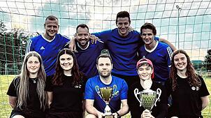 So sehen Sieger aus – im mit 27 Freizeitmannschaften gut besetzten Gaudi-Elfmeterturnier des SV Frohnstetten setzten sich in den Finals ...