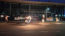 Etwa 400 Besucher kamen am Samstagabend zur Oberschwabenhalle, um gegen rechts zu demonstrieren. Die Organisatoren hatten für eine ...