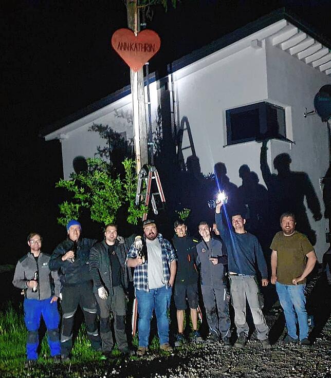Die ganze Nacht ist die Gruppe unterwegs, um ihre Arbeit zu erledigen.