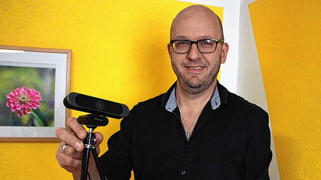 Tagesstättenleiter Jens Mattes zeigt die Kamera und den Laptop für das Pilotprojekt zur Telemedizin.