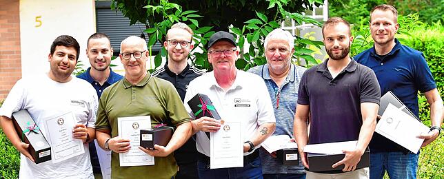 Geehrte Schiedsrichter (von links): Toni Mossa, Riccardo Lombardo, Andreas Wirtz, Fabian Wehner, Peter Bauer und Rolf Rösch wurden für ...
