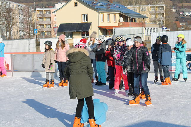 Bild 3: Werkrealschüler genießen die Blumberger Eisbahn