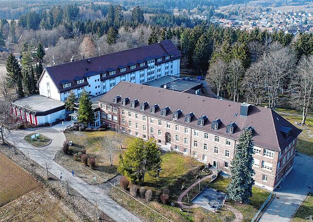 Unser Luftbild aus dem Jahr 2021 zeigt das Mediclin-Gebäude im Vordergrund, in dem die Gemeinschaftsunterkunft eingerichtet wurde. Im ...