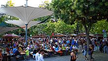 Die Bürger strömen ans Bodenseeufer: Dort punkten die Veranstalter mit neuem Konzept für das Konstanzer Stadtgartenfest.