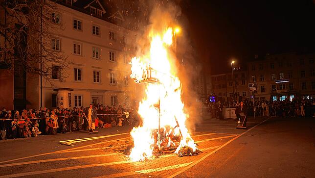 Bild 24: Mit der Fasnachtsverbrennung endet die fünfte Jahreszeit in Konstanz